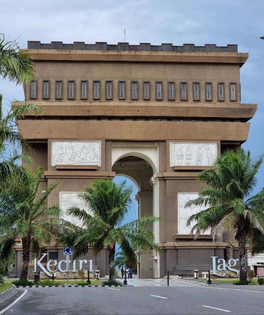 Simpang Lima Gumul di Kediri (Instagram.com/kedirikekinian)