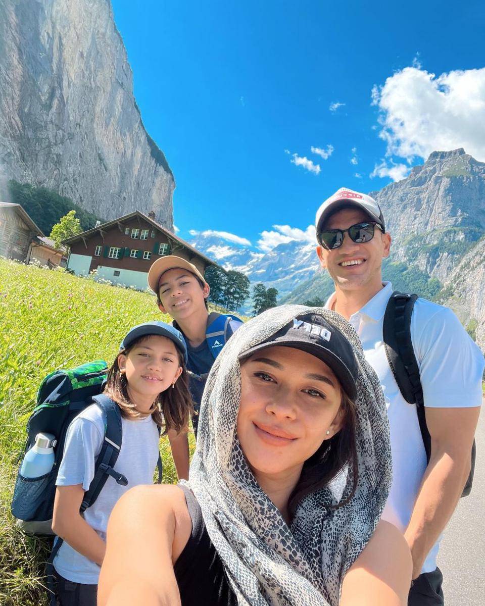 potret liburan keluarga Nana Mirdad dan Andrew White di Swiss (instagram.com/nanamirdad_)