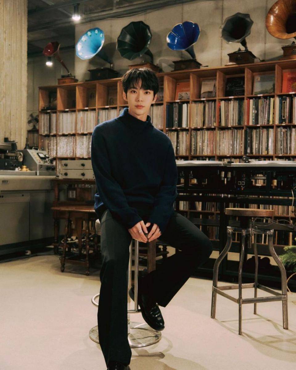 Doyoung NCT di "Christmas Carol Medley" (instagram.com/nct)