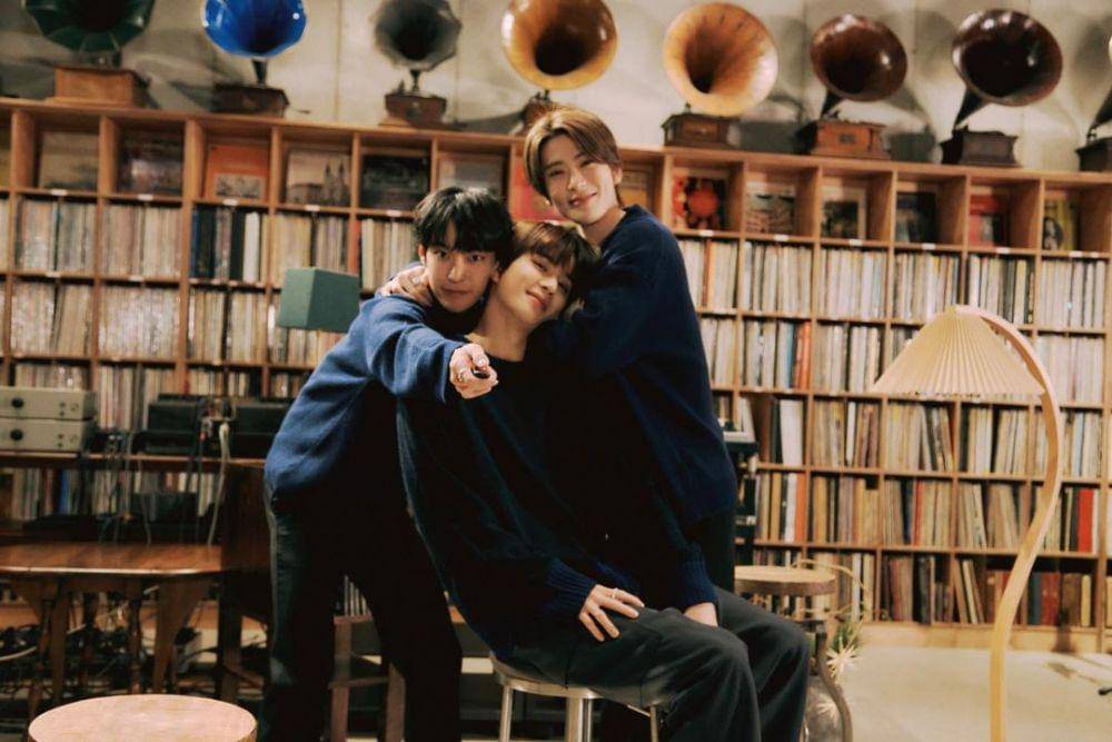 Doyoung, Jungwoo dan Jaehyun di "Christmas Carol Medley" (instagram.com/do0_nct)