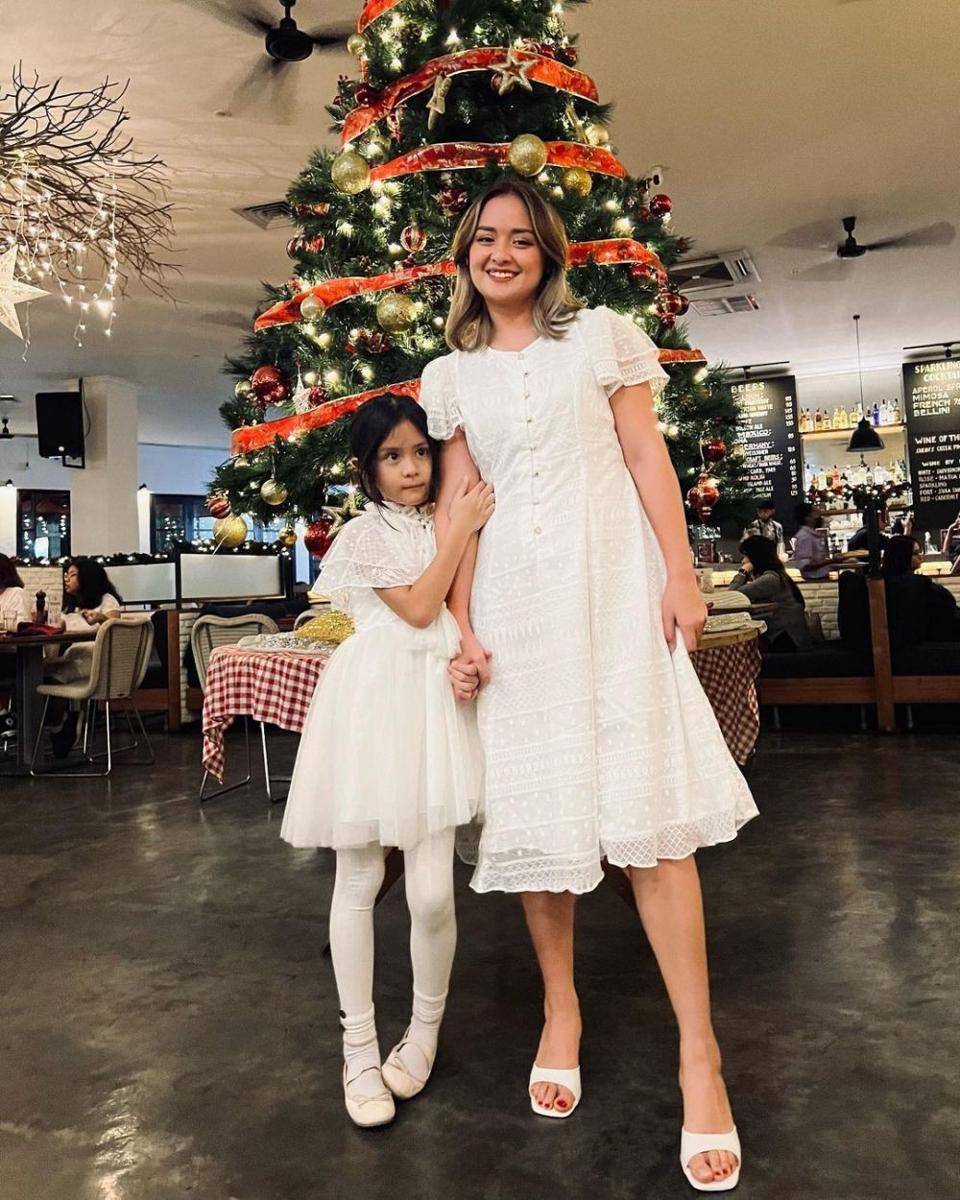 Gaya artis rayakan natal 2022. (insatgram.com/joannaalexandra)