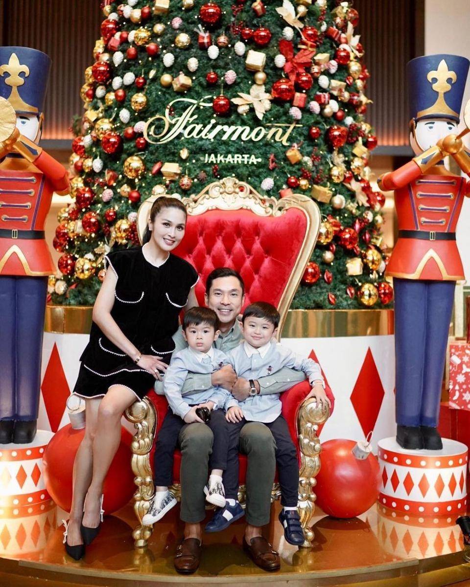Gaya artis rayakan natal. (instagram.com/sandradewi88)