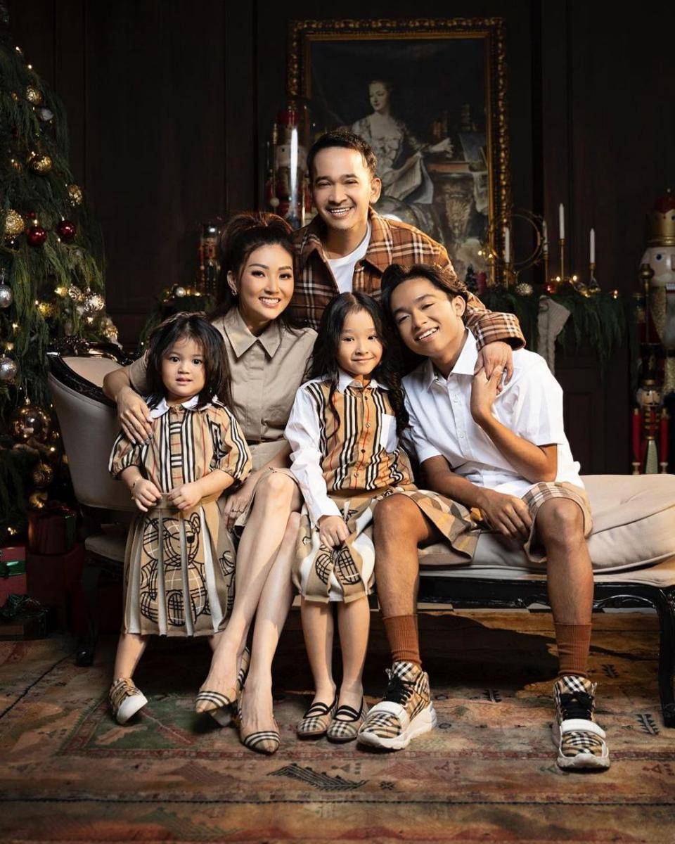 Gaya artis rayakan natal. (instagram.com/ruben_onsu)