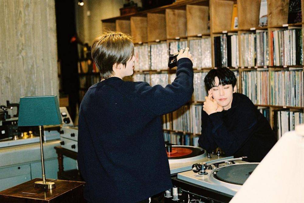 Doyoung dan Jaehyun di "Christmas Carol Medley" (instagram.com/do0_nct)