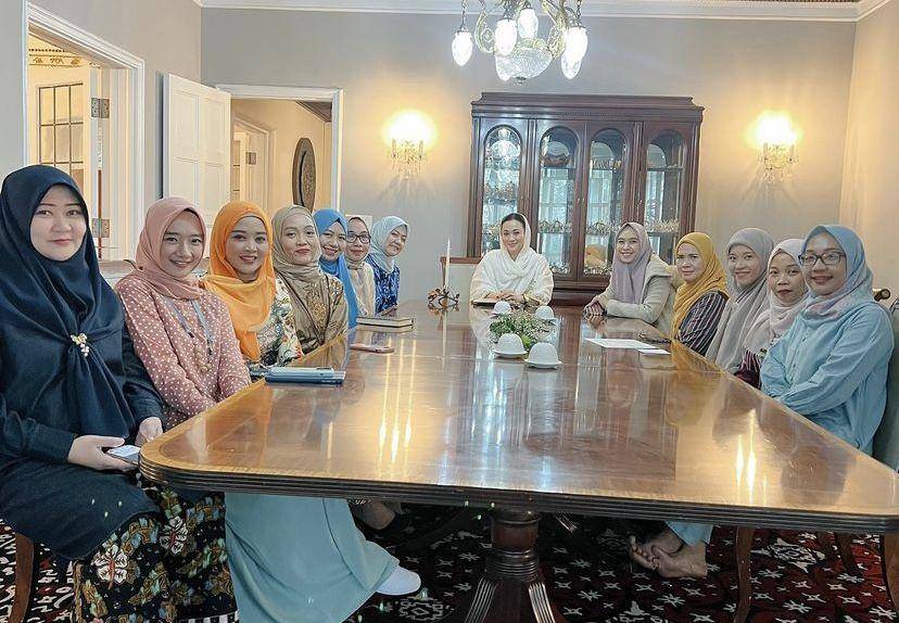 Oki Setiana Dewi ceramah di Amerika (instagram.com/okisetianadewi)
