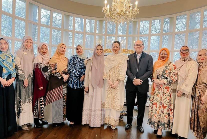 Oki Setiana Dewi ceramah di Amerika (instagram.com/okisetianadewi)
