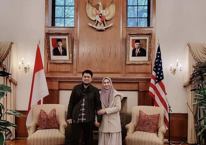 Oki Setiana Dewi ceramah di Amerika (instagram.com/okisetianadewi)