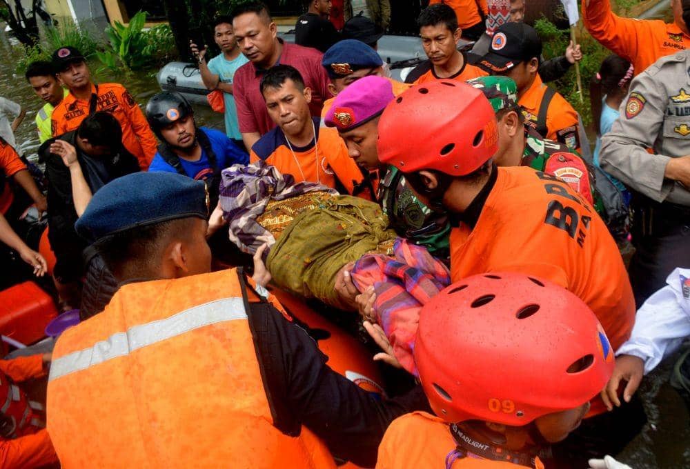 Tim SAR gabungan mengevakuasi jenazah korban banjir di Perumahan Antang, Makassar, Sulawesi Selatan, Minggu (25/12/2022). ANTARA FOTO/Abriawan Abhe