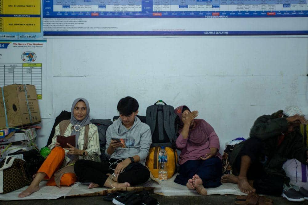 Sejumlah calon penumpang menunggu keberangkatan kapal. ANTARA FOTO/Arnas Padda/rwa.