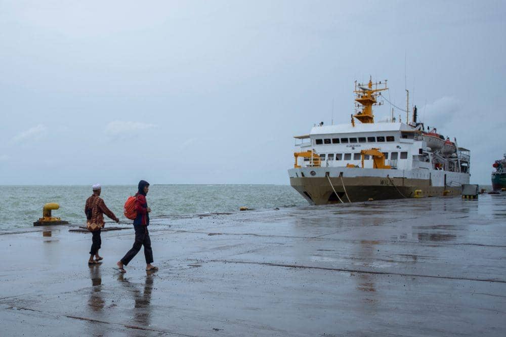 Calon penumpang berjalan melintasi KM Wilis yang sandar di Pelabuhan Makassar, Sulawesi Selatan, Sabtu (24/12/2022). ANTARA FOTO/Arnas Padda/rwa.