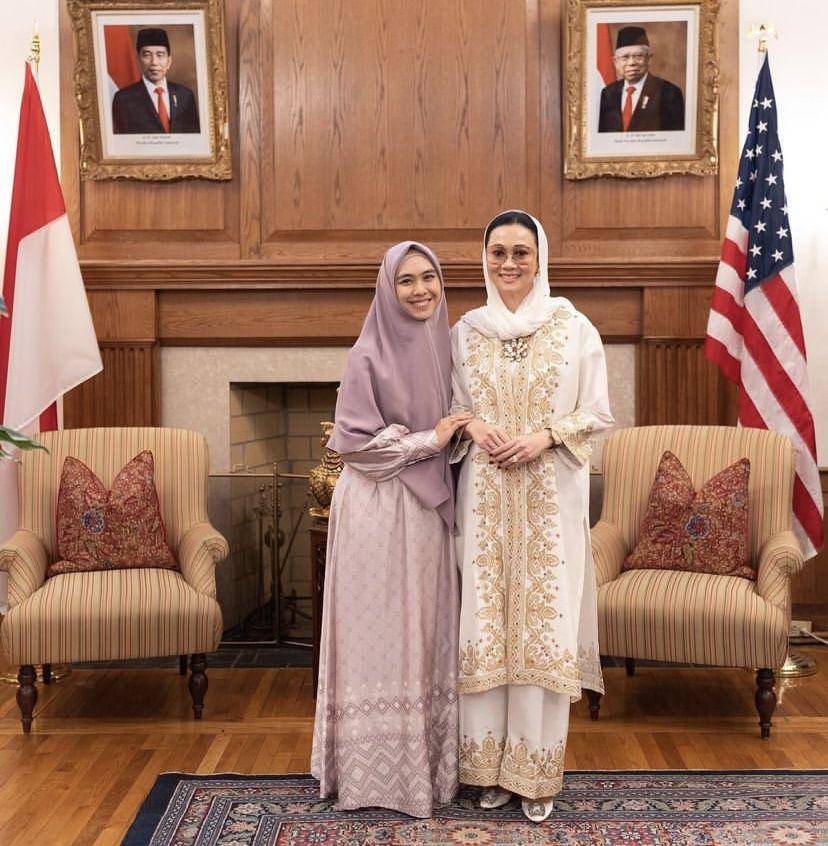 Oki Setiana Dewi ceramah di Amerika (instagram.com/2gek_ayuhenirosan)