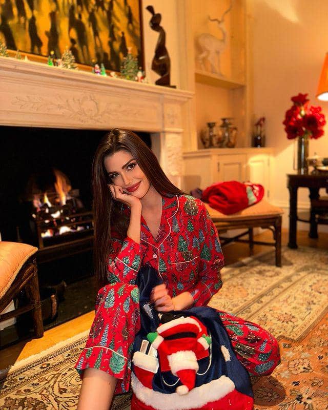 Potret Beauty Queen Dunia Saat Rayakan Natal 2022  (Instagram.com/isanmenin)