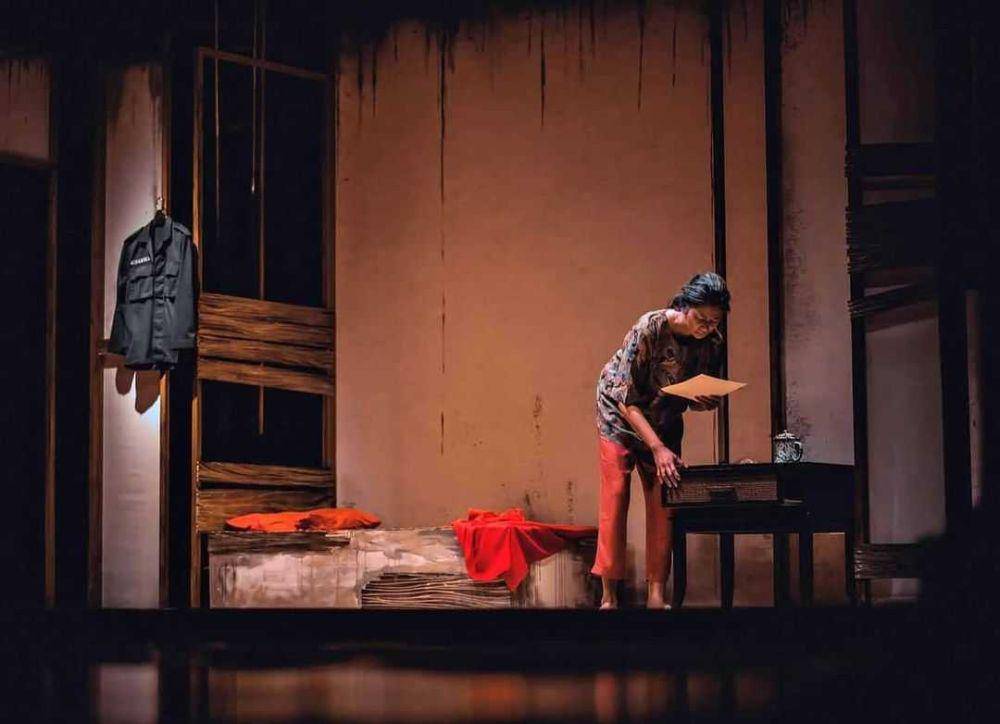 teater monolog Laura Basuki (instagram.com/laurabas)