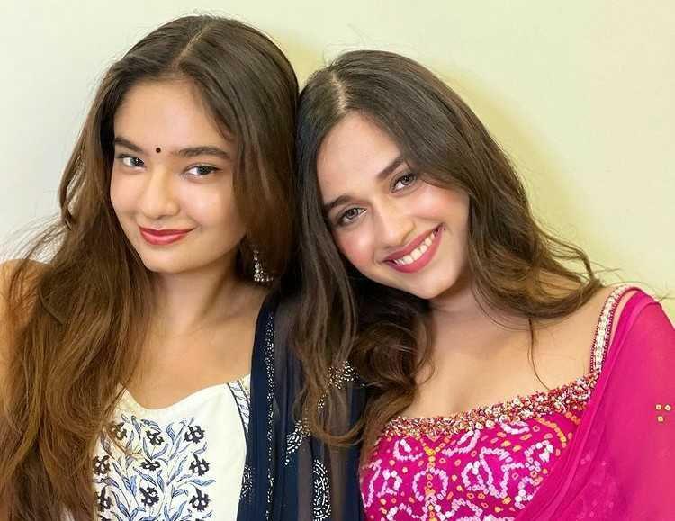 9 Potret Kedekatan Anushka Sen dan Jannat Zubair, Ternyata Sahabat