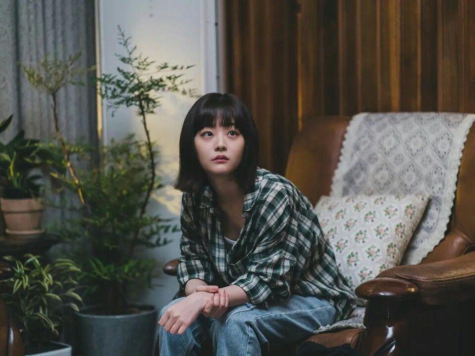 9 Fakta Peran Chung Su Bin di Drakor Trolley, Gantikan Kim Sae Ron