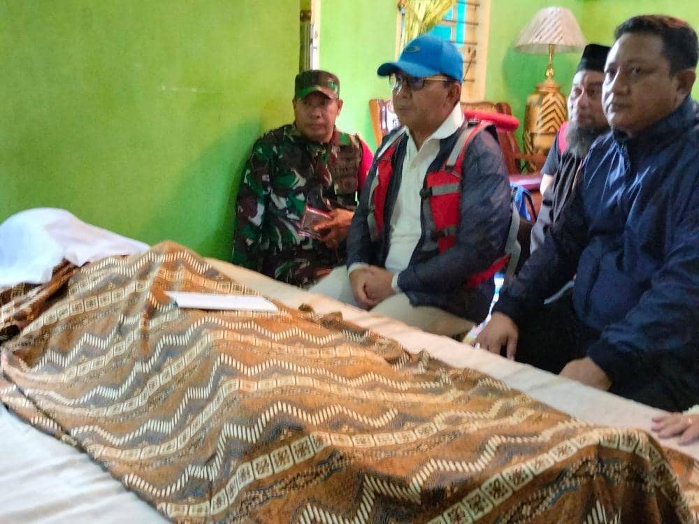 Wali Kota Makassar Moh Ramdhan Pomanto saat melayat ke rumah duka, Minggu (25/12/2022). IDN Times/Istimewa