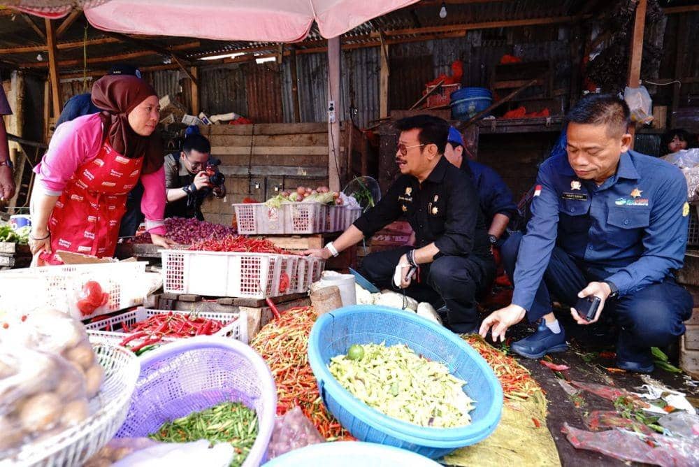 Menteri Pertanian Syahrul Yasin Limpo memantau ketersediaan bahan pokok di Pasar Terong Makassar, Minggu (25/12/2022). Dok. Kementan