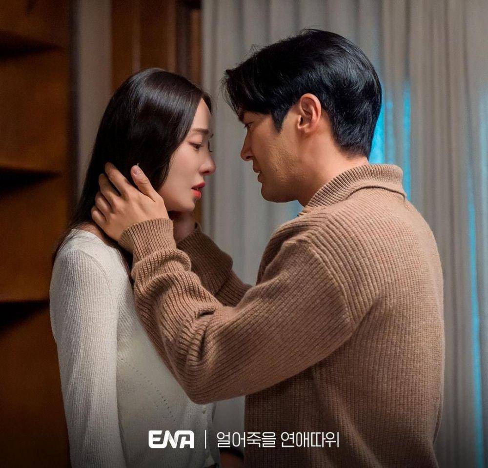 Lee Da Hee dan Choi Si Won di drama Love is for Suckers (instagram.com/channel.ena.d)