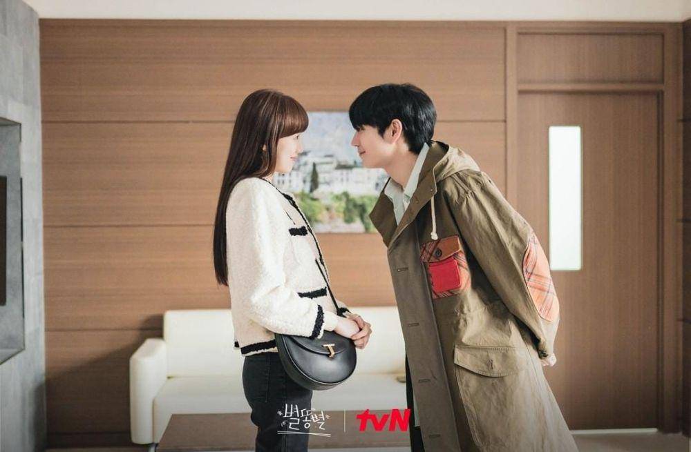 Lee Sung Kyung dan Kim Young Dae di drama Shooting Stars (instagram.com/tvn_drama)