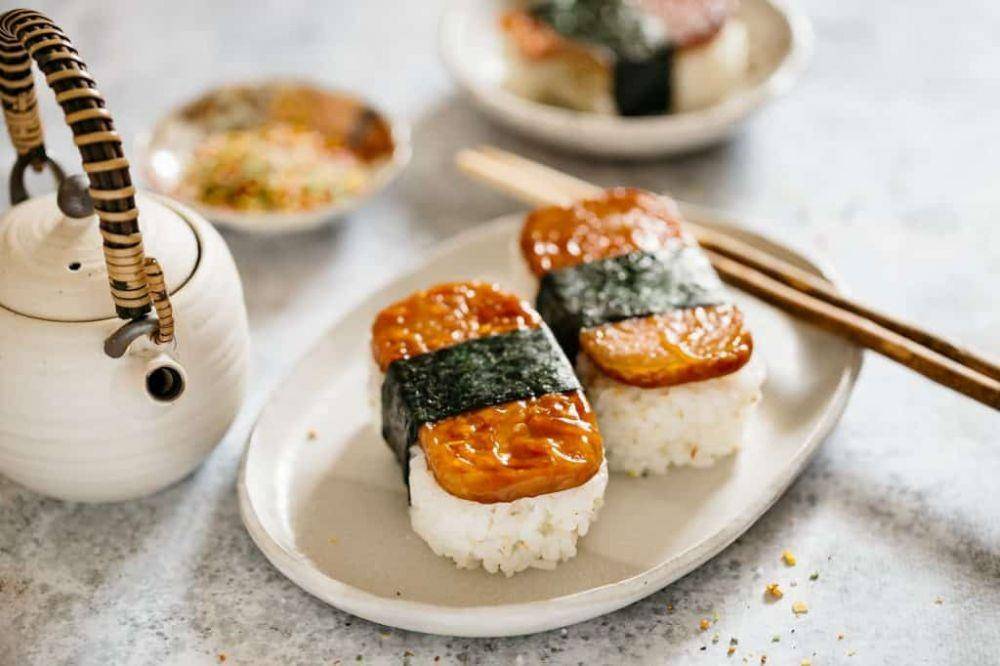 Ilustrasi resep musubi onogiri (chopstickchronicles.com)