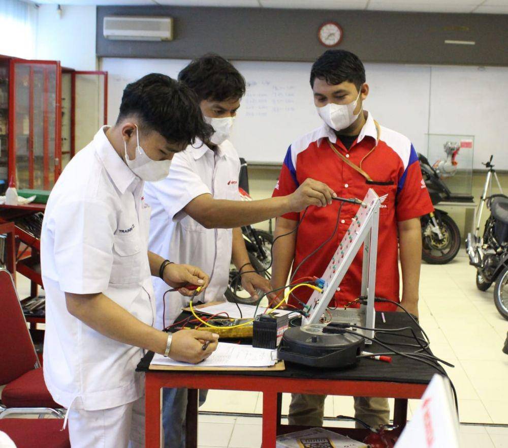 Honda memberikan pelatihan untuk para mekanik Astra Honda Authorized Service Station (AHASS) bertajuk “Technical Training Level Satu (TTL 1)”. (Dok. Indako)