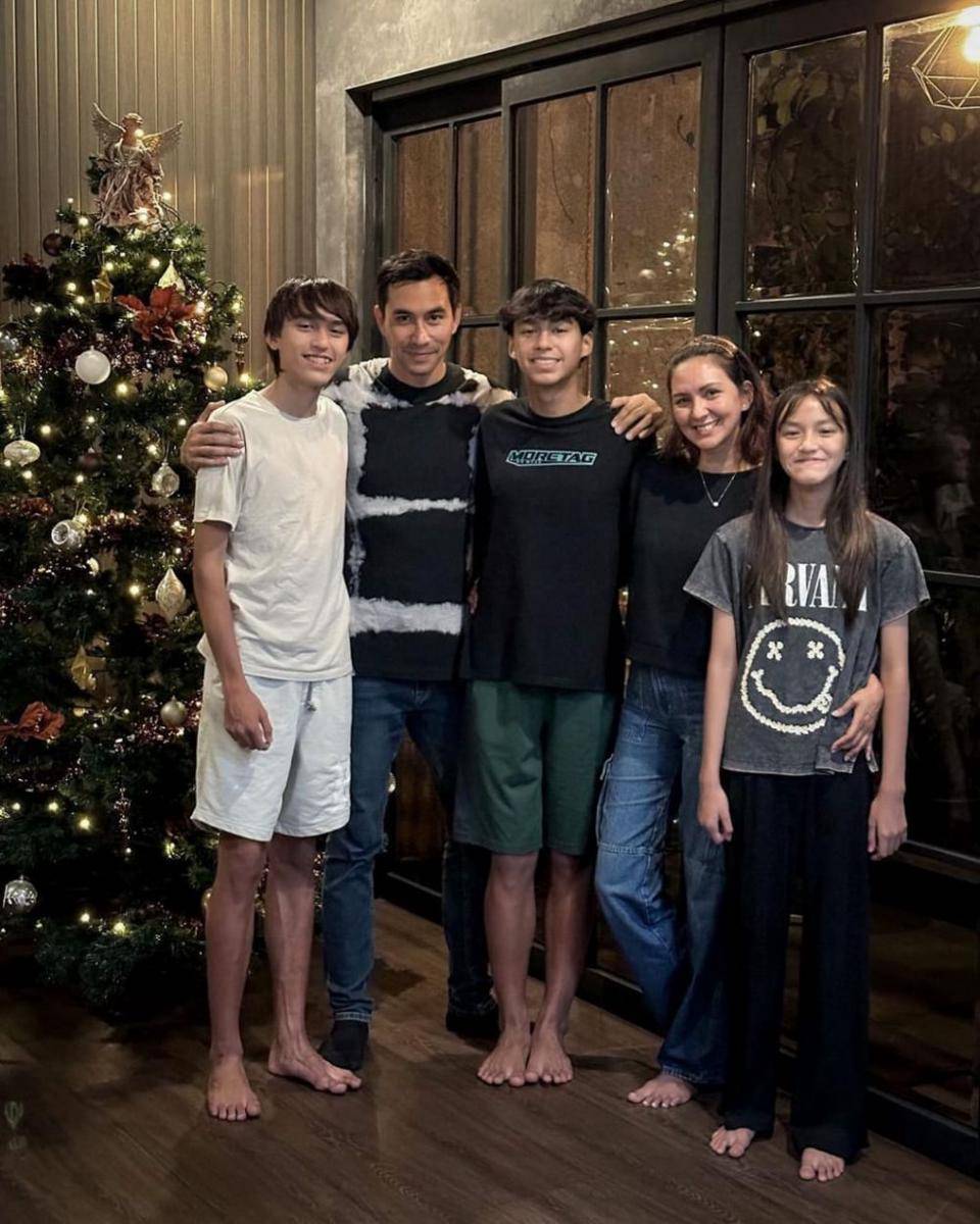 potret keluarga Darius Sinathrya dan Donna Agnesia saat merayakan Natal (instagram.com/dagnesia)