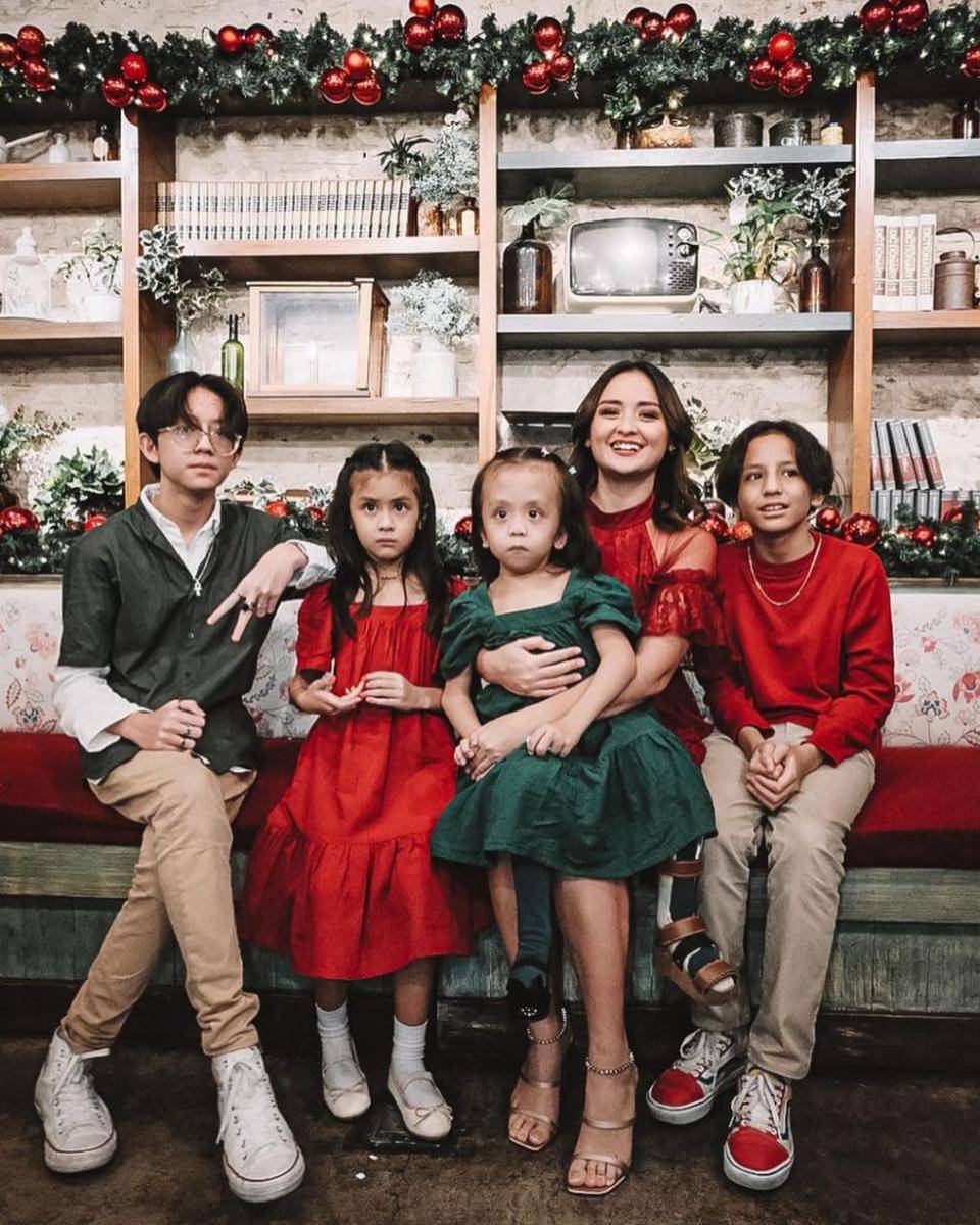 potret keluarga Joanna Alexandra saat merayakan Natal (instagram.com/joannaalexandra)