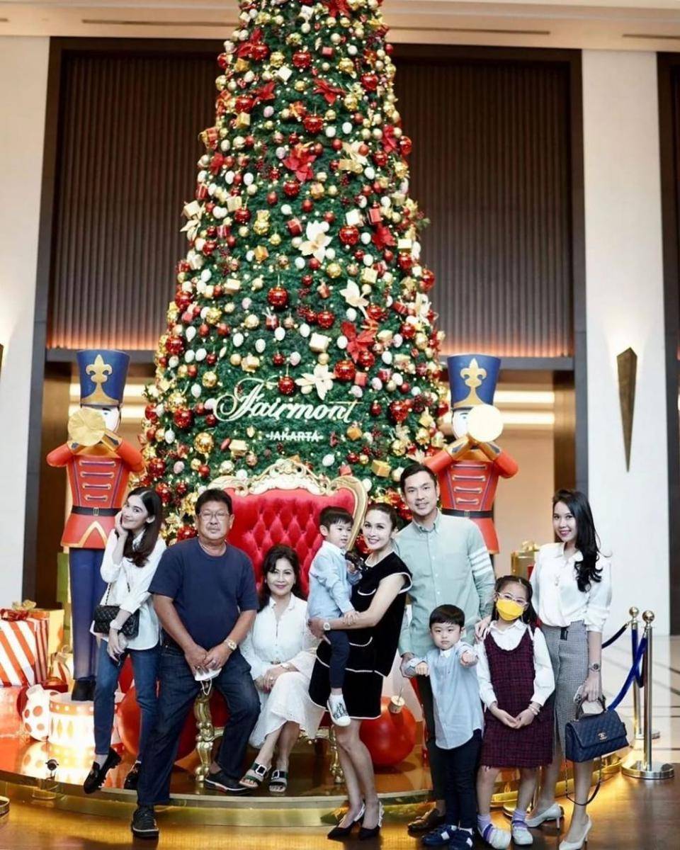 potret keluarga Sandra Dewi saat merayakan Natal (instagram.com/raphael_moeis)