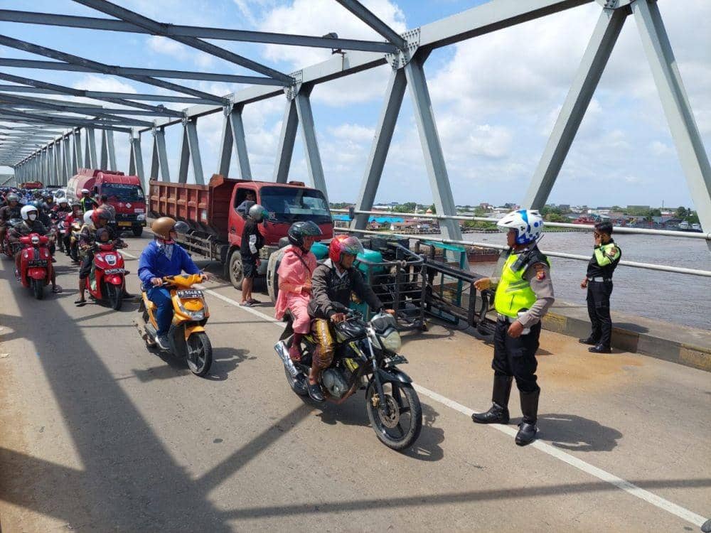 Kemacetan panjang terjadi di Jembatan Kapuas II, Kubu Raya usai sebuah forklift terbalik (dok. istimewa)