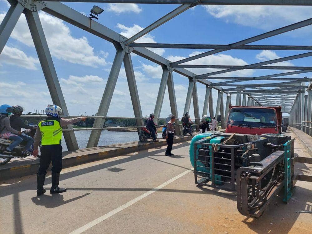 Diduga Sopir Panik, Forklif Terbalik di Jembatan Kapuas II Kalbar