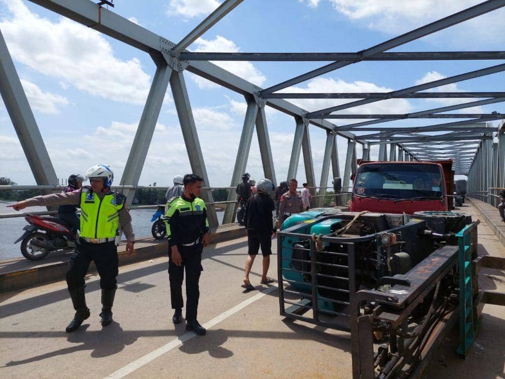 Kondisi forklift yang terbalik di atas Jembatan Kapuas II (dok. istimewa)
