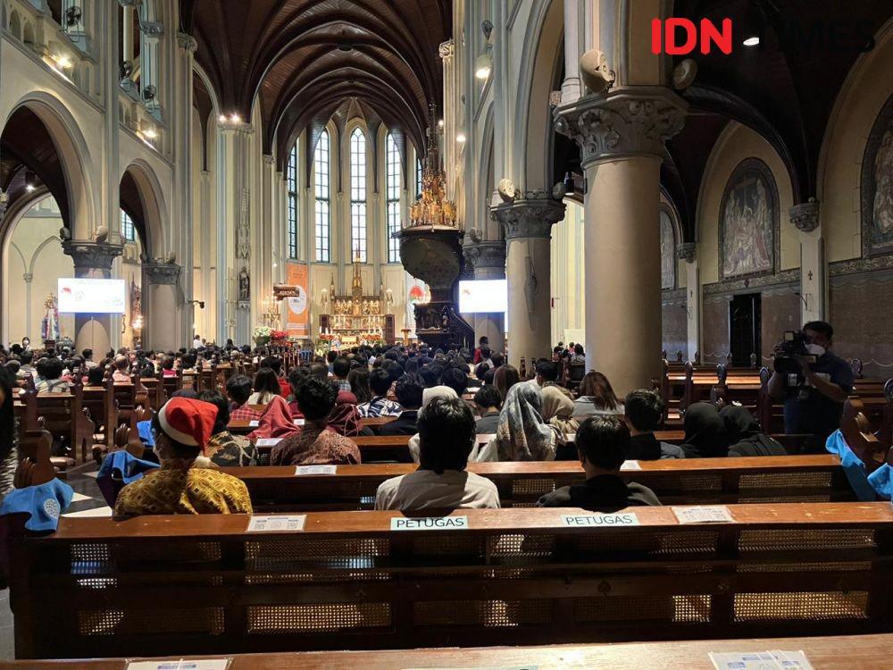Mahasiswa UIN Ikut Misa Sore Natal 2022 di Gereja Katedral Jakarta
