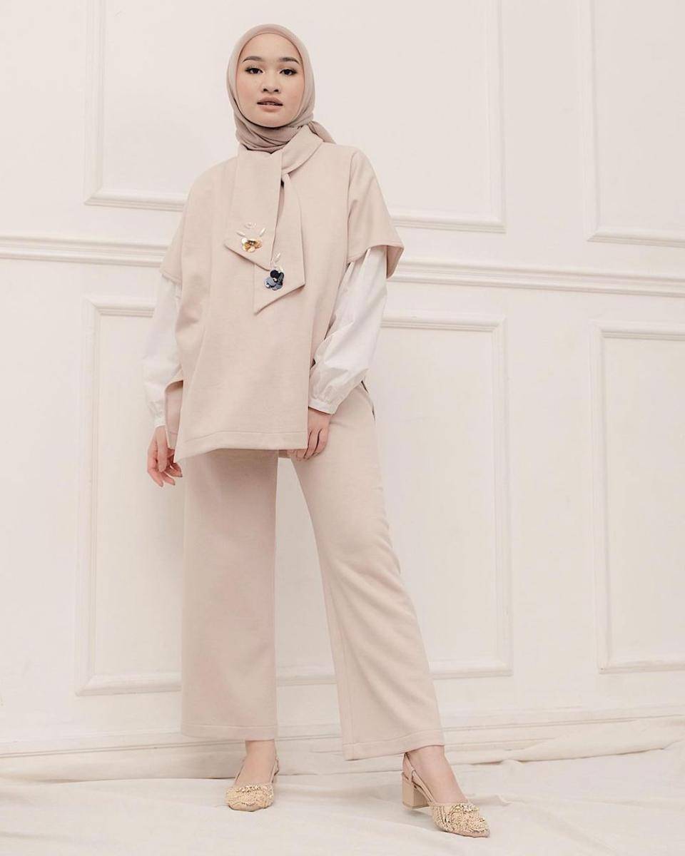 referensi office look dengan warna netral ala Kiara Leswara (instagram.com/kiaraleswara)