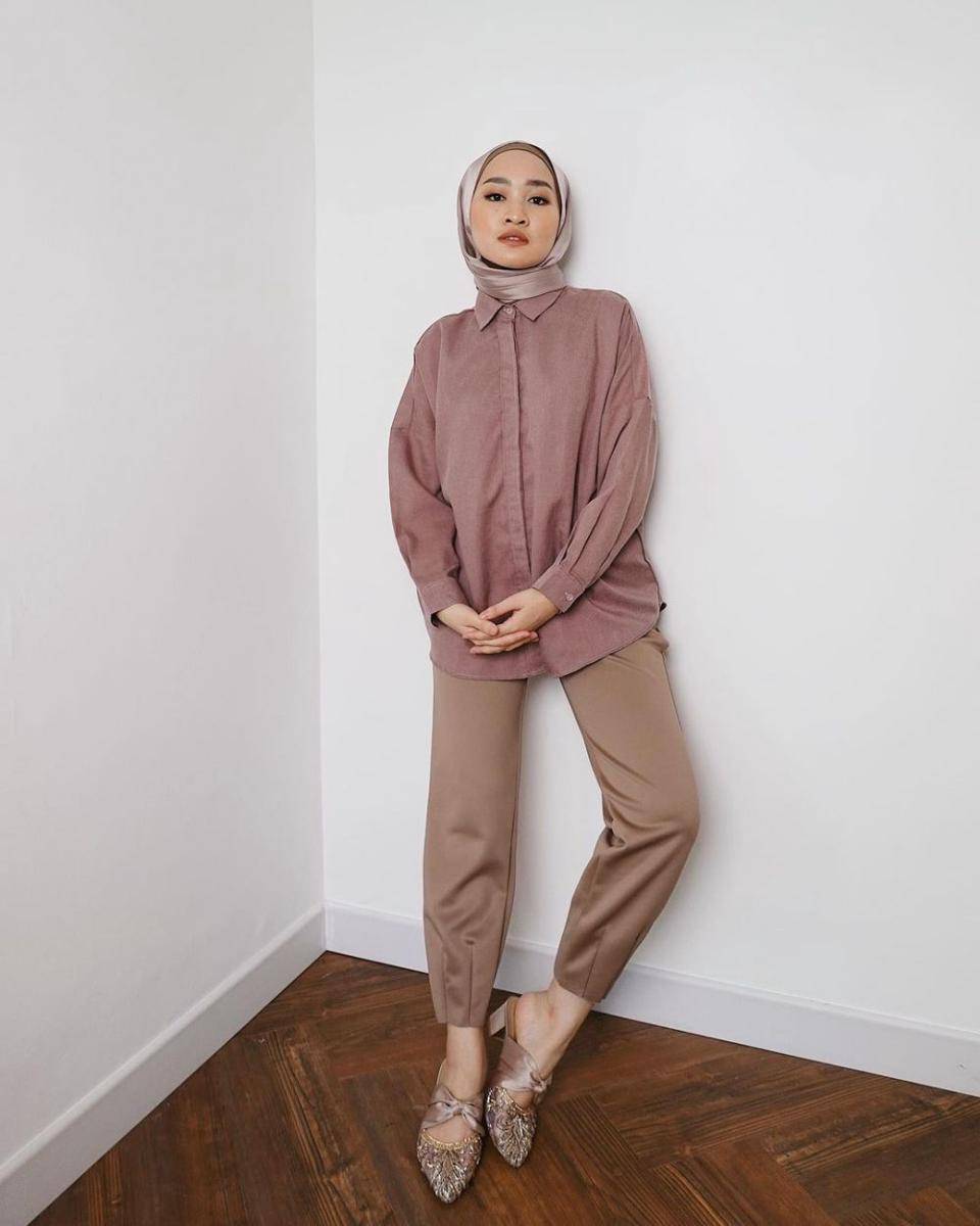 referensi office look dengan warna netral ala Kiara Leswara (instagram.com/kiaraleswara)