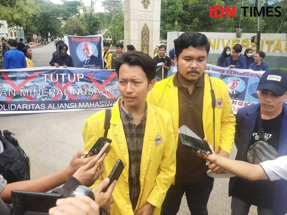 Puluhan mahasiswa gabungan di Banjarmasin Kalimantan Selatan (Kalsel) menggelar aksi solidaritas atas perjuangan masyarakat Nusa Tenggara Barat, Senin (26/12/2022). (IDN Times/Hamdani)