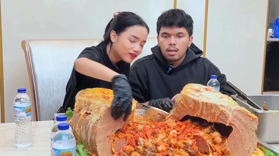 10 Potret Fuji dan Thariq Makan Bakso Seberat 25 Kilo, Sambelnya Nagih