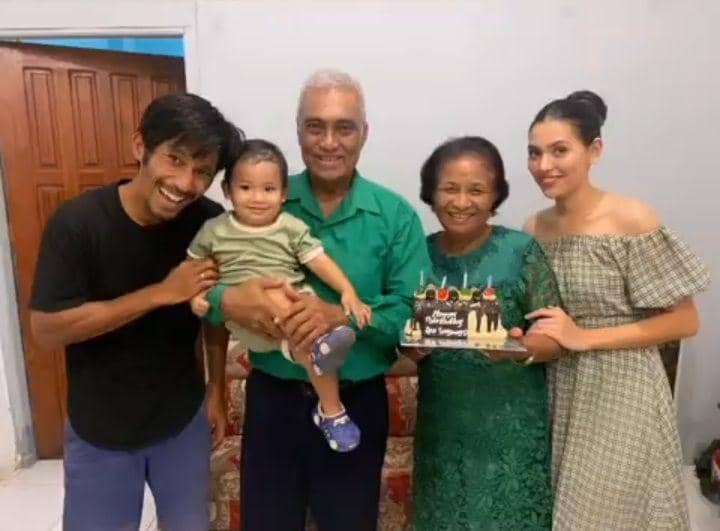 Potret Beauty Queen Tanah Air Saat Rayakan Natal 2022 (Instagram.com/sarlinjones)