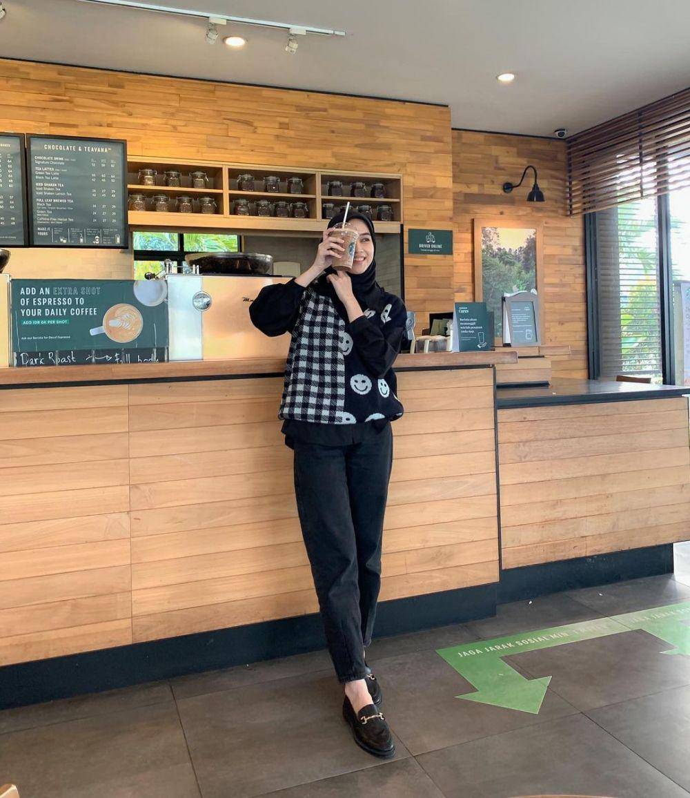 outfit kasual ala Vina Maulina (instagram.com/vinamaulina)