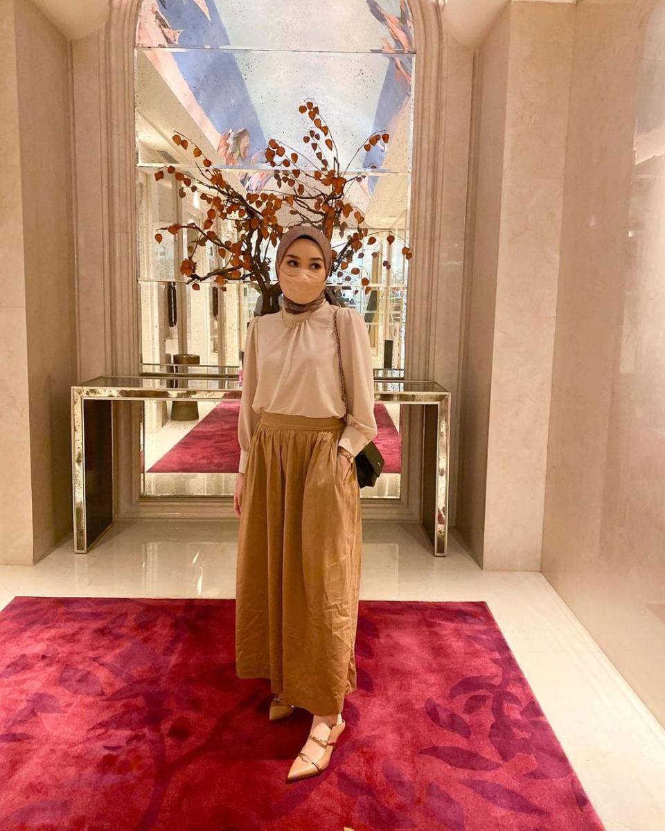 referensi office look dengan warna netral ala Kiara Leswara (instagram.com/kiaraleswara)