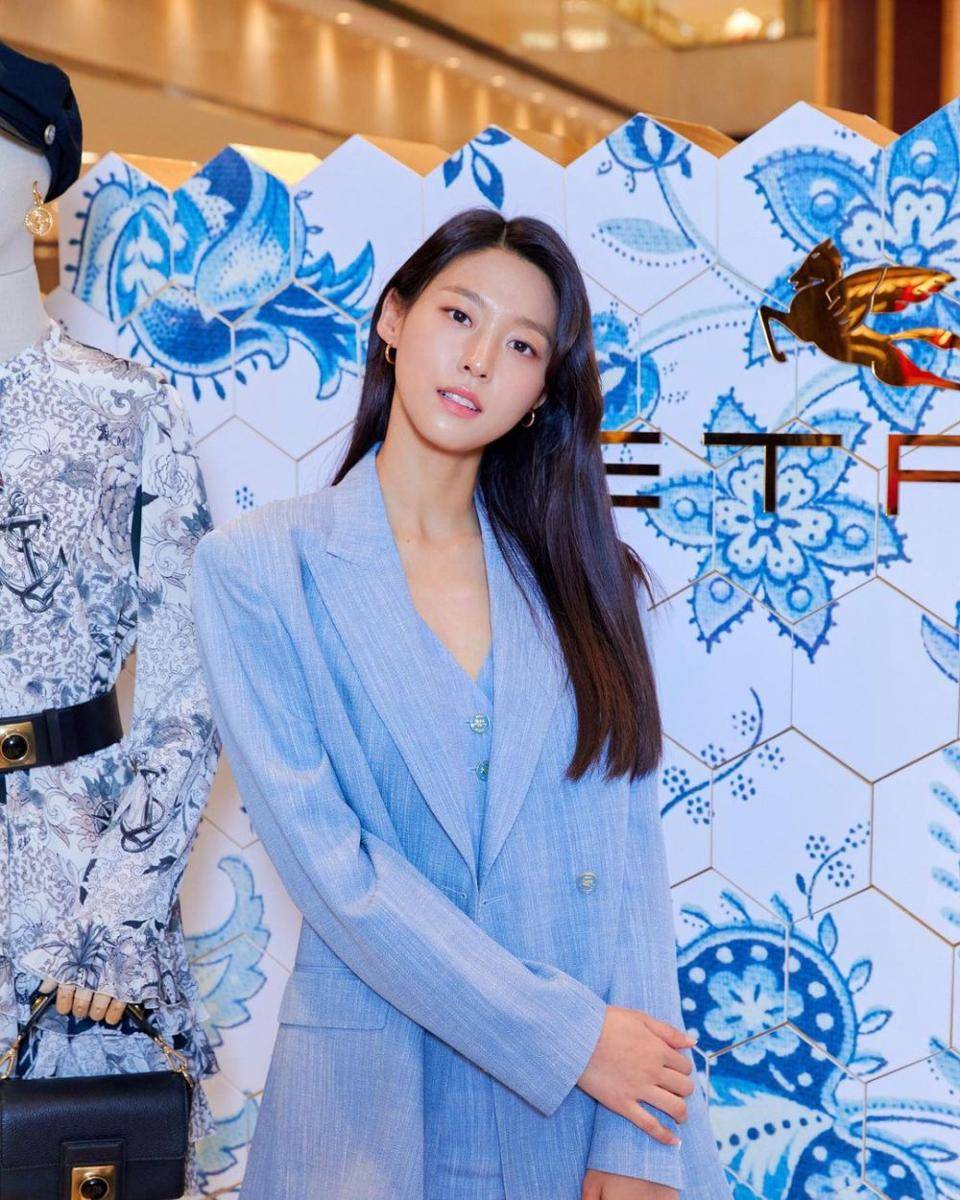 Seolhyun (instagram.com/s2seolhyuns2)