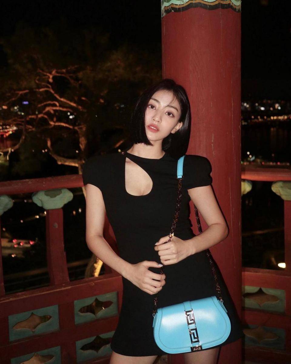 ide outfit tahun baru ala idol k-pop (instagram.com/_zyozyo)