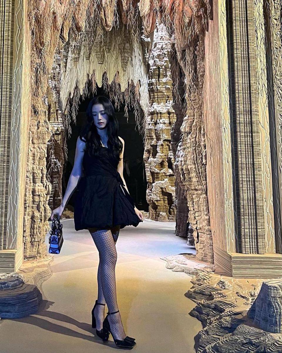ide outfit tahun baru ala idol k-pop (instagram.com/sooyaaa__)