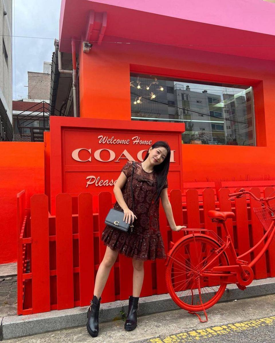 ide outfit tahun baru ala idol k-pop (instagram.com/yerimiese)