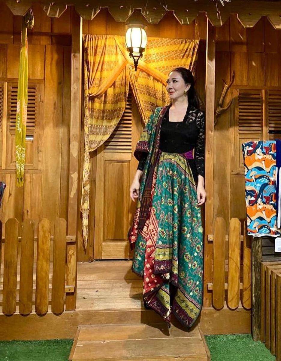 Kebaya Aylawati Sarwono. (instagram.com/aylawati_sarwono)