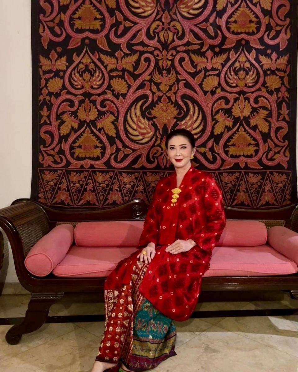 kebaya Aylawati Sarwono. (instagram.com/aylawati_sarwono)