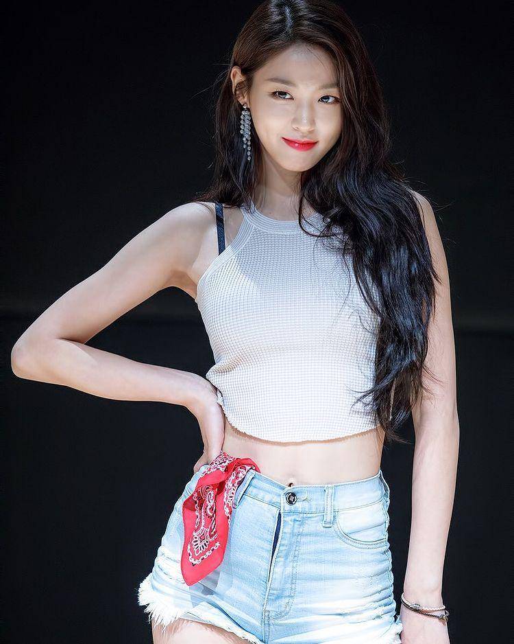 Seolhyun (instagram.com/s2seolhyuns2)