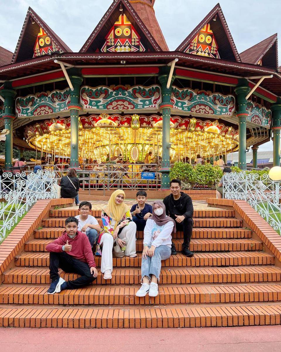 potret Juliana Moechtar dan keluarga liburan di Dufan (instagram.com/julianamoechtar)