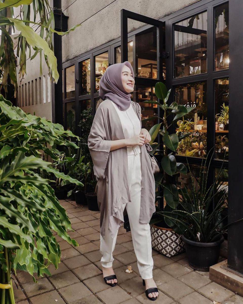 referensi office look dengan warna netral ala Kiara Leswara (instagram.com/kiaraleswara)