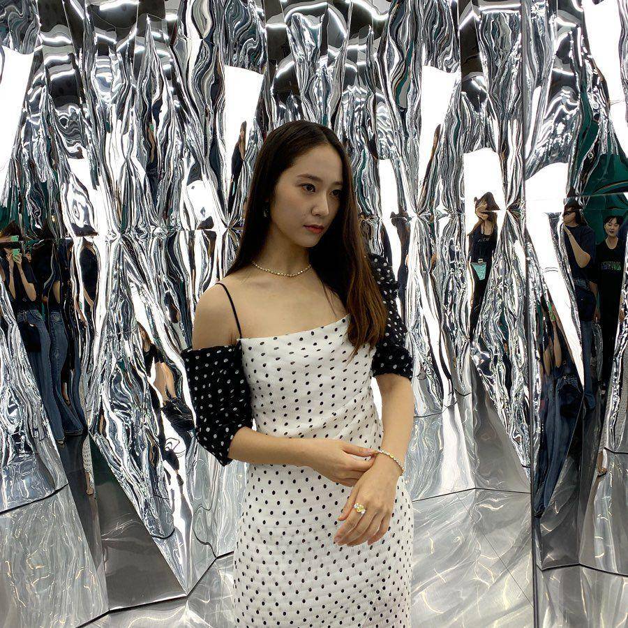 ide outfit tahun baru ala idol k-pop (instagram.com/vousmevoyez)