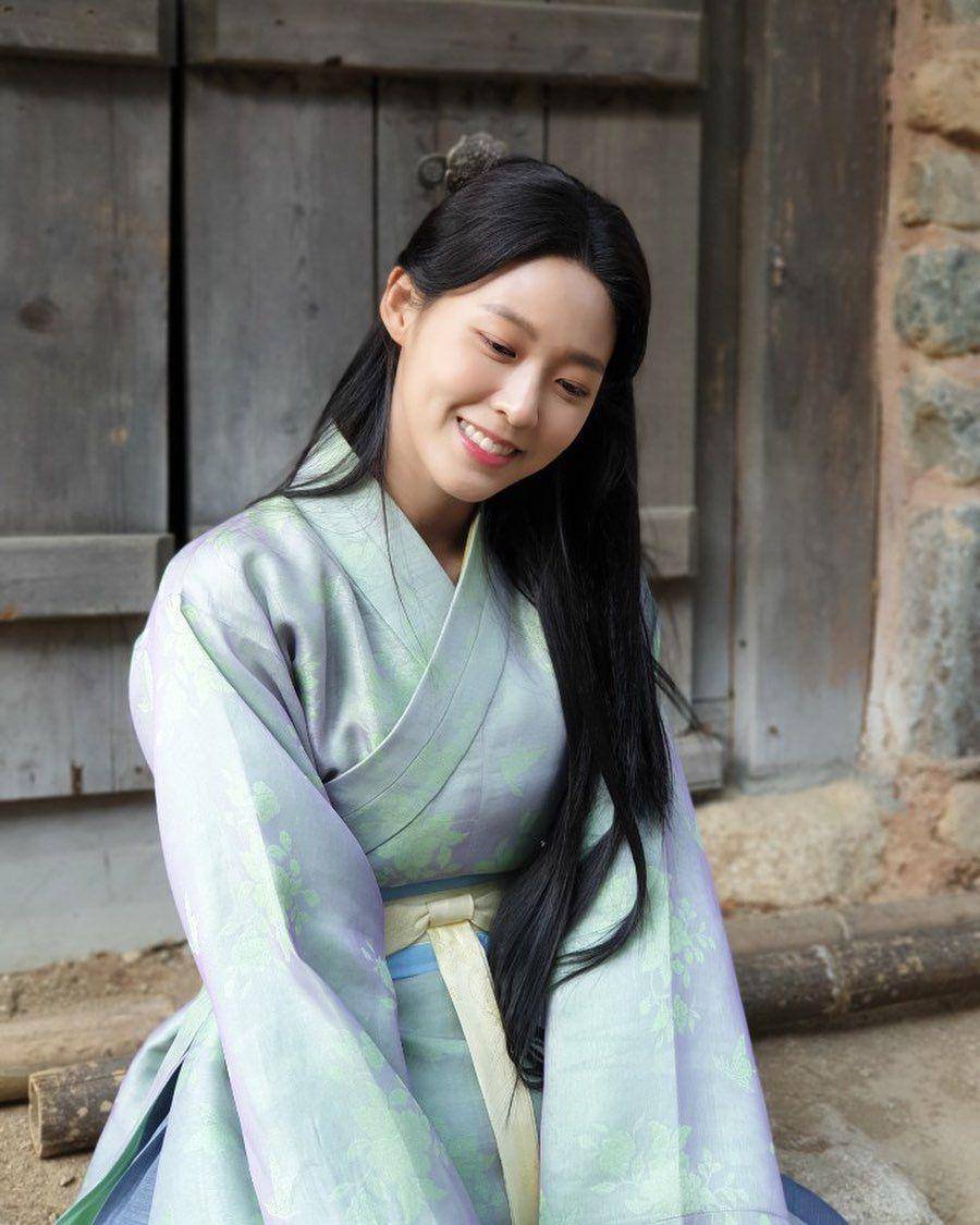 Seolhyun (instagram.com/s2seolhyuns2)
